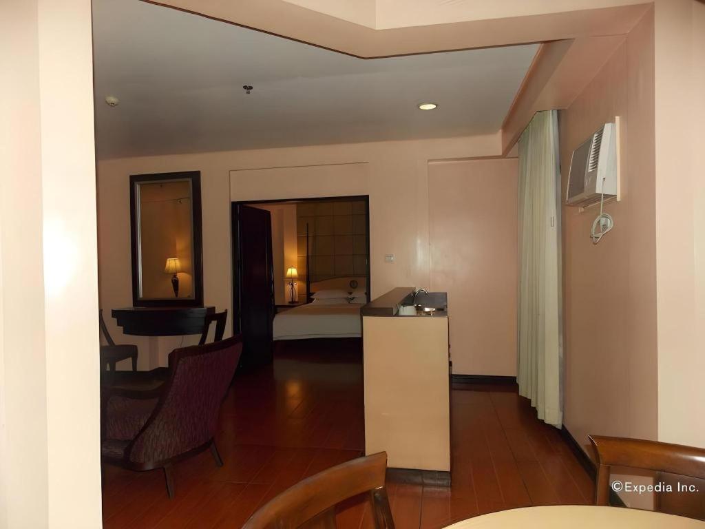 Planta Centro Bacolod Hotel & Residences Extérieur photo