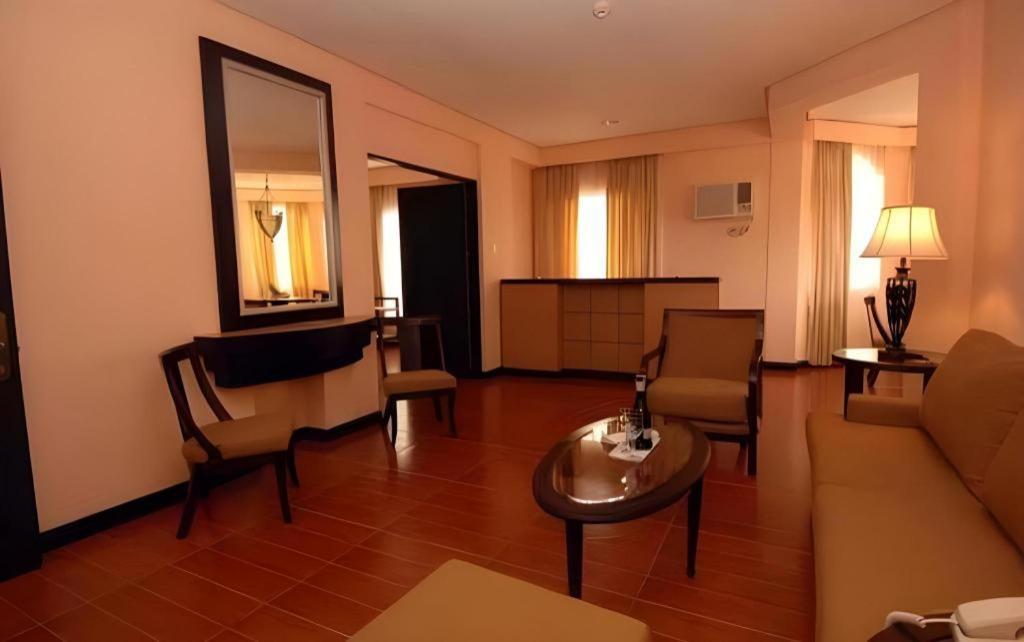 Planta Centro Bacolod Hotel & Residences Extérieur photo