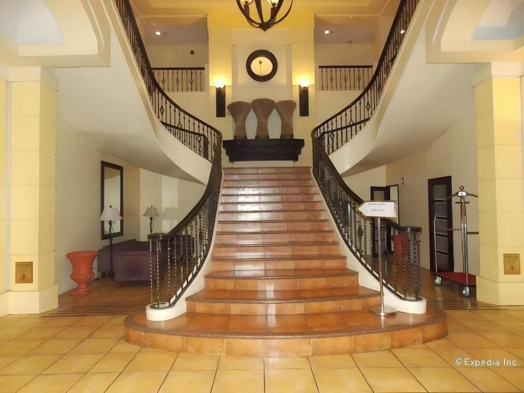 Planta Centro Bacolod Hotel & Residences Extérieur photo