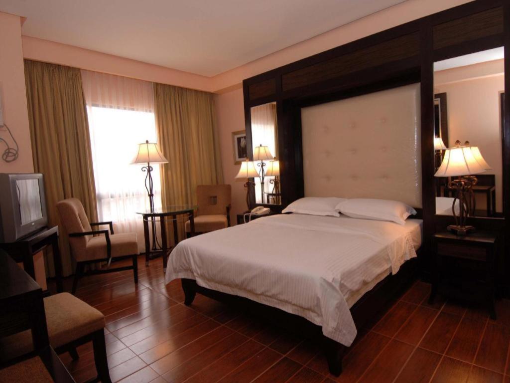 Planta Centro Bacolod Hotel & Residences Extérieur photo