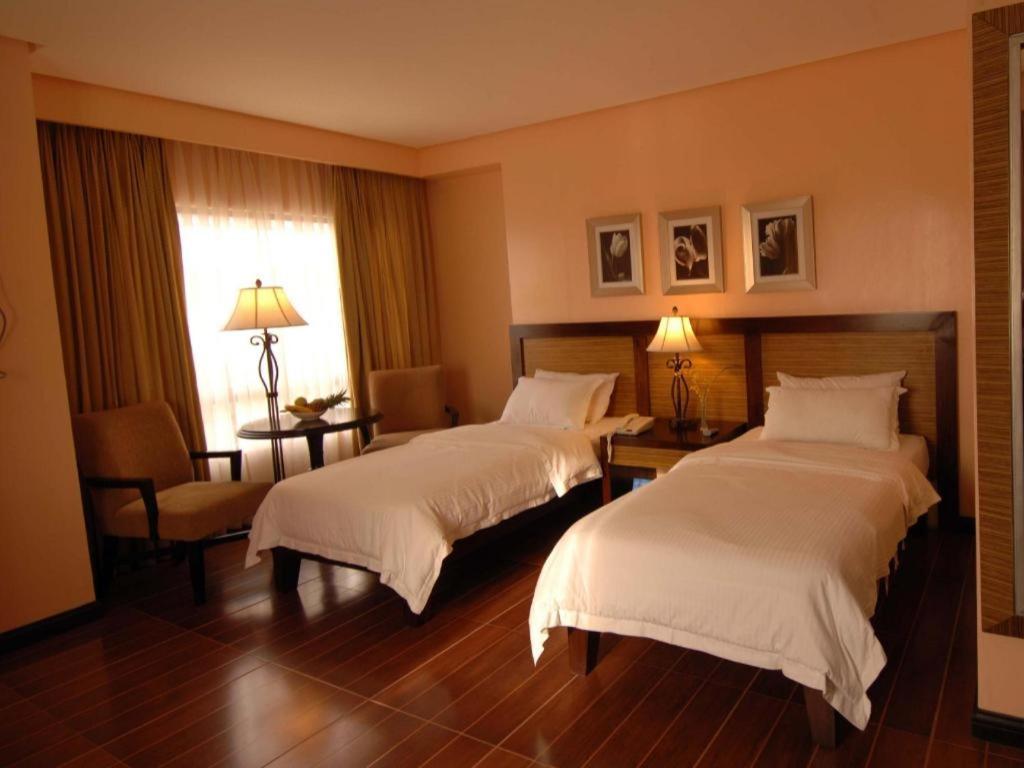 Planta Centro Bacolod Hotel & Residences Extérieur photo