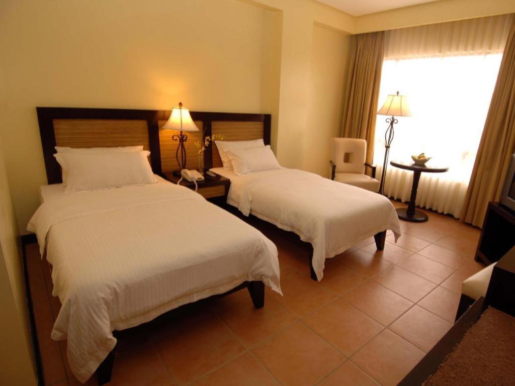 Planta Centro Bacolod Hotel & Residences Extérieur photo