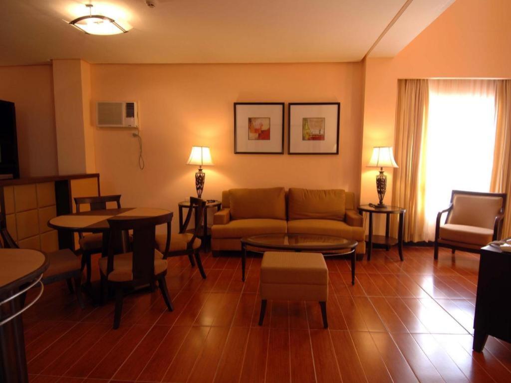 Planta Centro Bacolod Hotel & Residences Extérieur photo