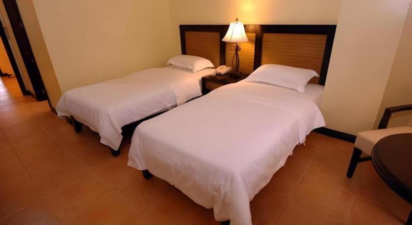 Planta Centro Bacolod Hotel & Residences Extérieur photo