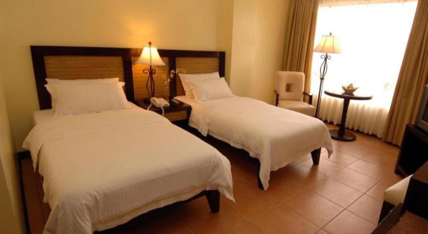 Planta Centro Bacolod Hotel & Residences Extérieur photo