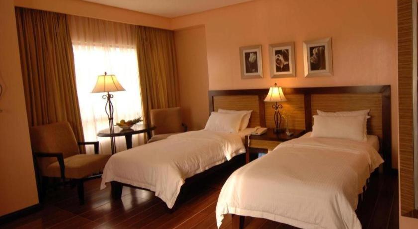 Planta Centro Bacolod Hotel & Residences Extérieur photo