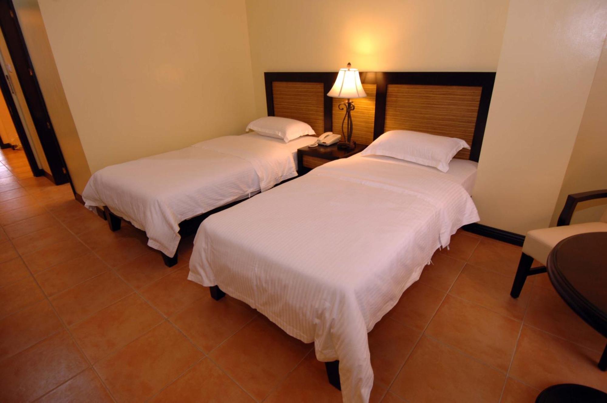 Planta Centro Bacolod Hotel & Residences Extérieur photo